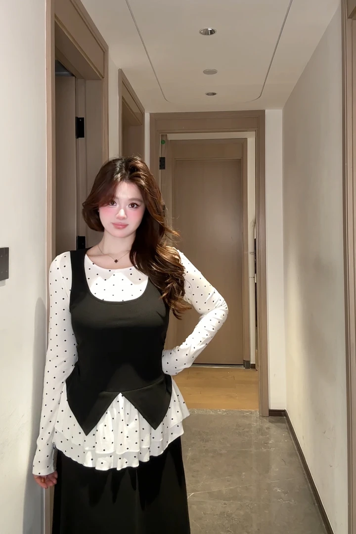 微胖mm加绒假两件吊带背心T恤2025新款黑色巨好看老钱风波点上衣