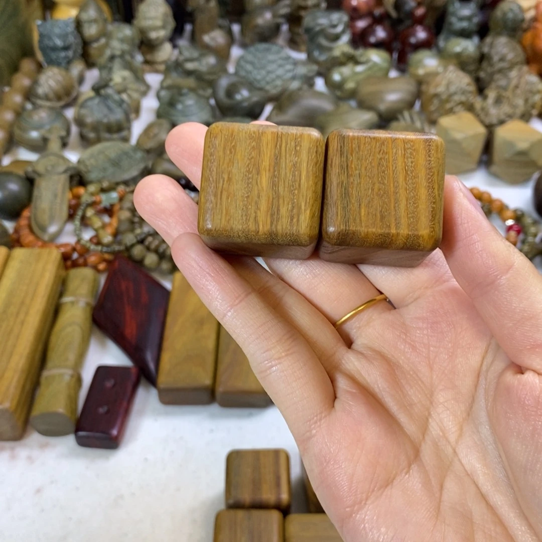 我***光木绿檀木料工艺品