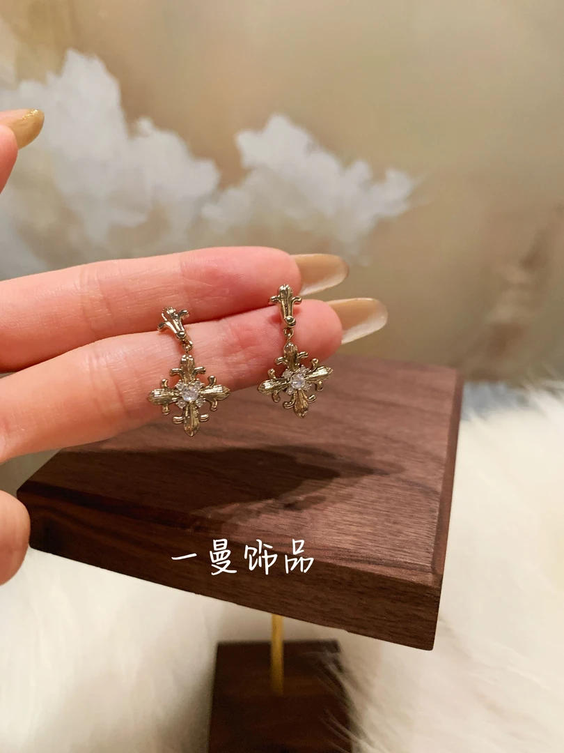 铜合金合成锆石耳饰 咖色拉丝鸢尾花小钻镶嵌耳钉MZ4213