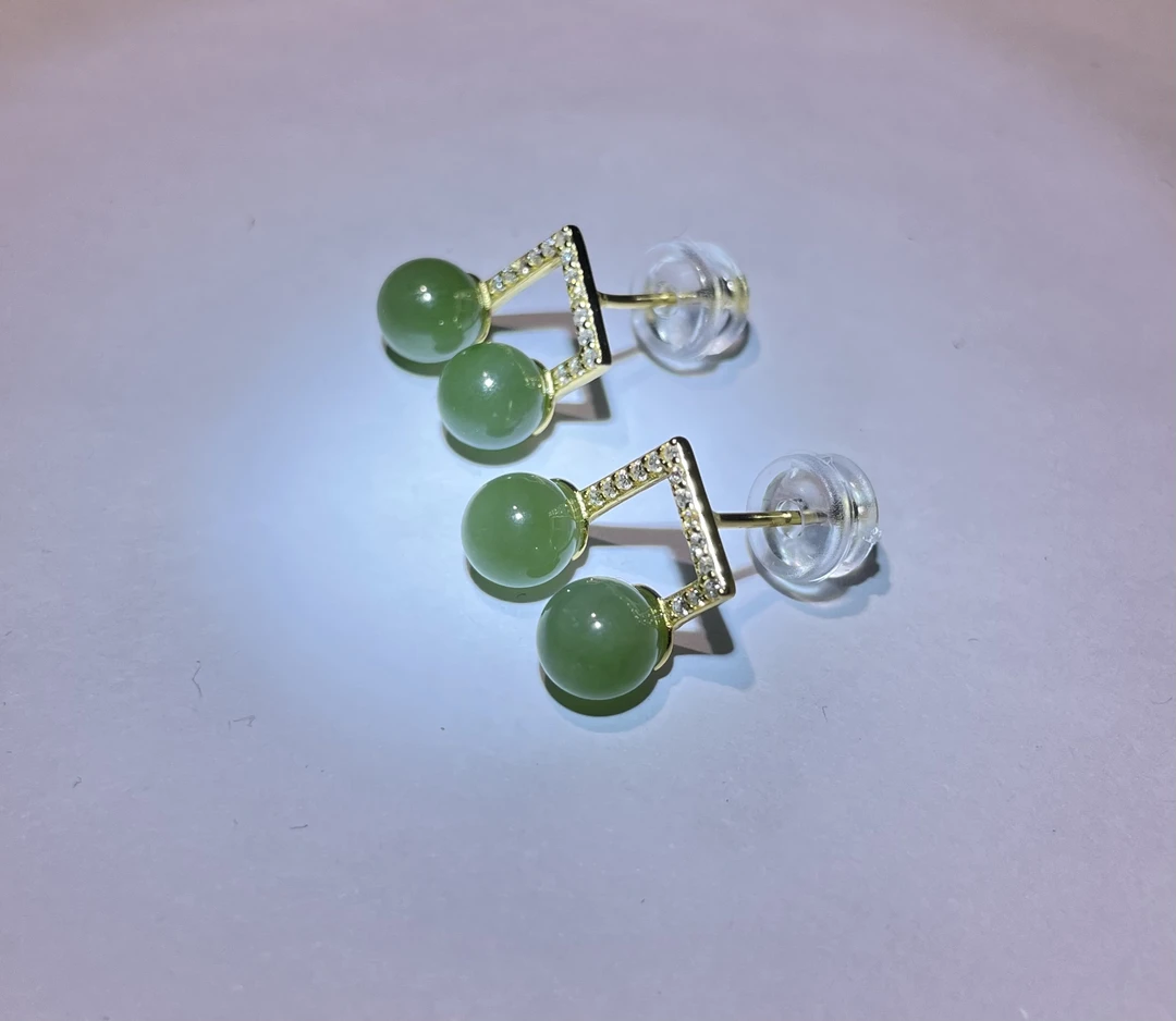 天然和田碧玉银镶嵌耳钉音符造型裸石规格约6毫米