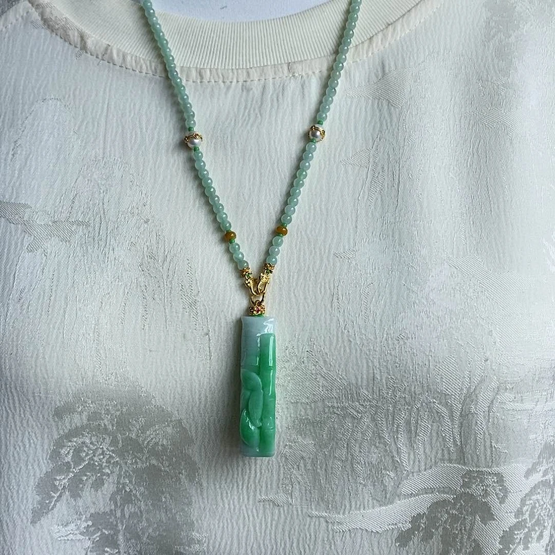 翡翠未镶嵌吊坠(赠链)