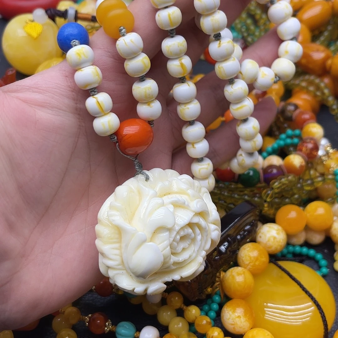 瓷白花开富贵牡丹花