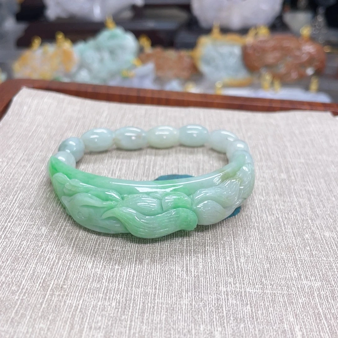 翡翠未镶嵌颈饰绿手牌