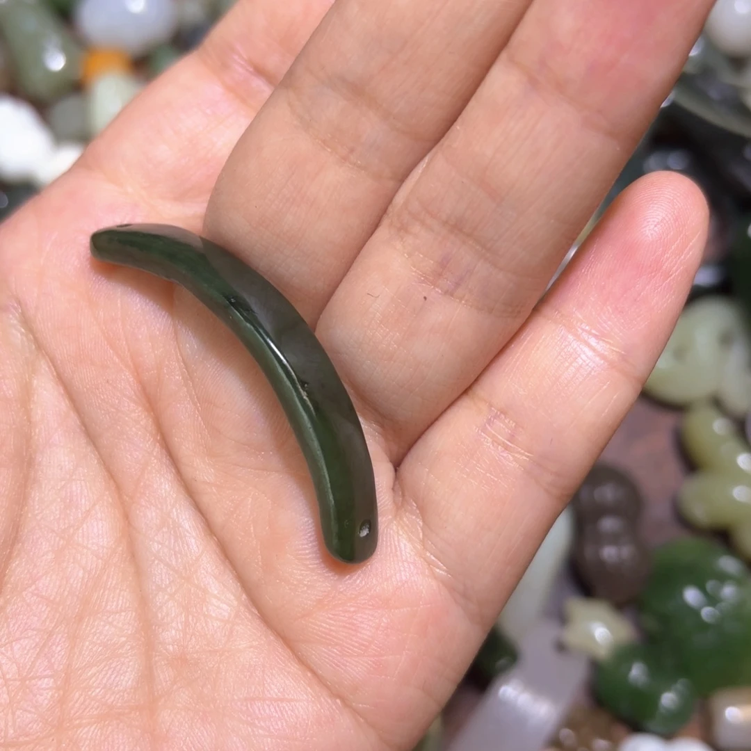 一***ᰔ和田玉未镶嵌颈饰