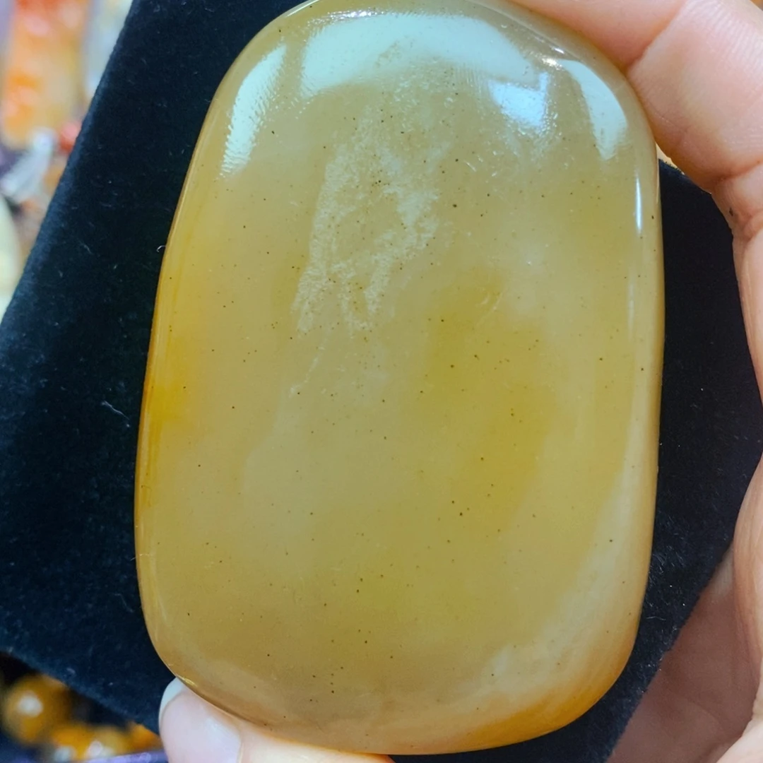 未镶嵌石英质玉（黄龙玉）颈饰