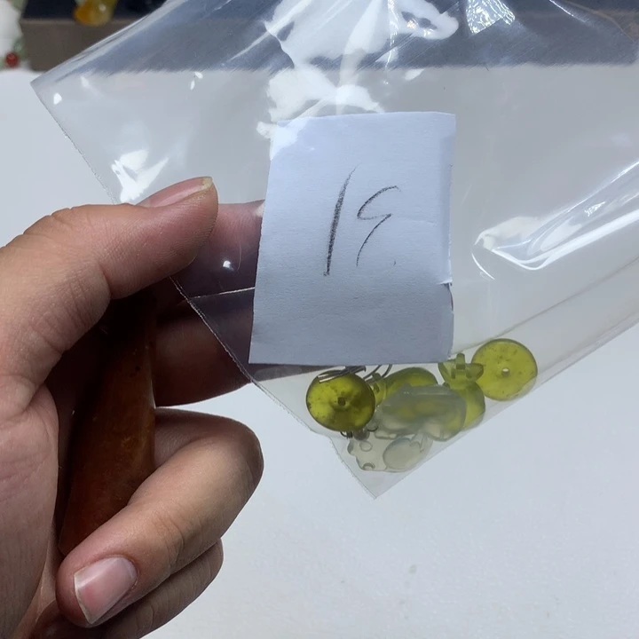 蛇纹石玉耳钉足银镀金镶嵌玥****）