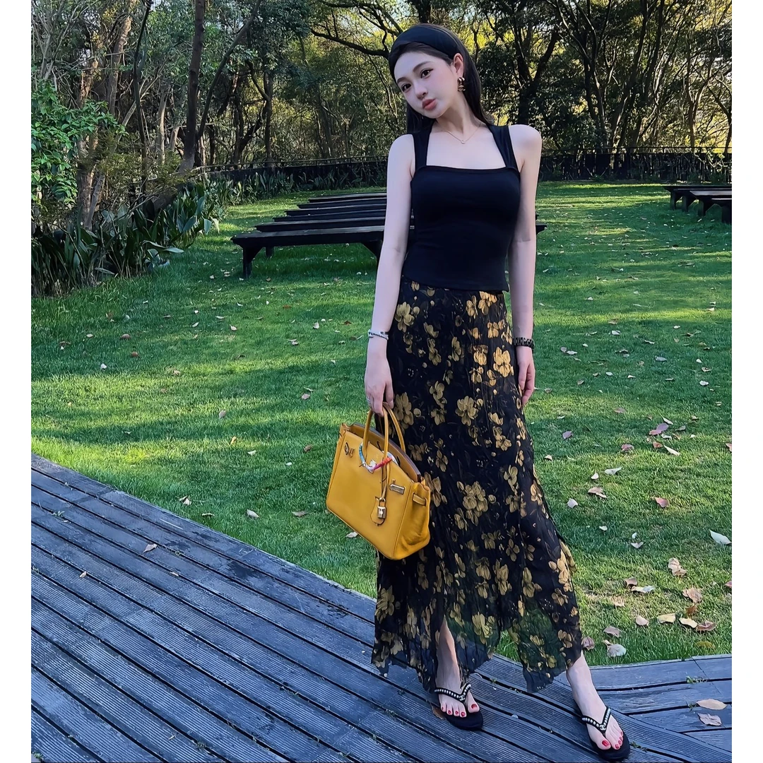 黄玫瑰百搭高级感开叉气质复古碎花半身裙+修身背心/短袖套装