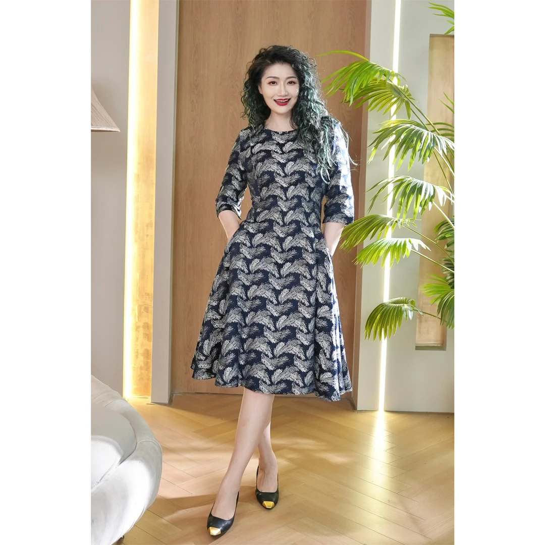 【六丑】新款经典高级感气质修身经典藏蓝色羽毛连衣裙3lyq0116