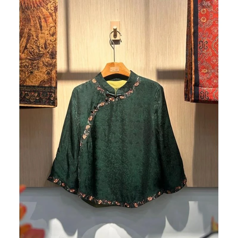 青黛含翠・墨绿色旗袍式上衣，绣花斜襟，传统工艺融现代，显古典气质
