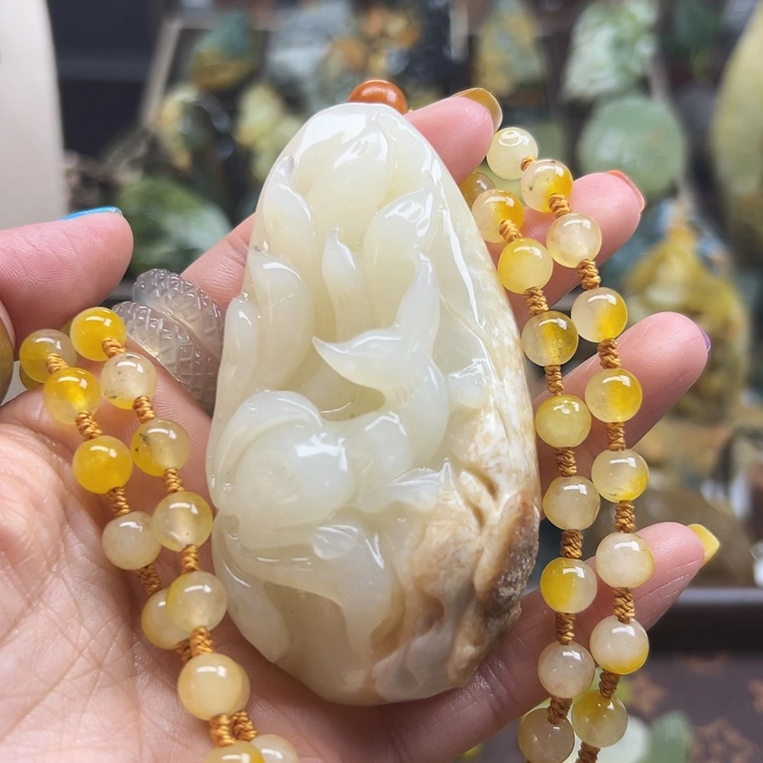 岫玉未镶嵌颈饰梅**莎花玉狐狸