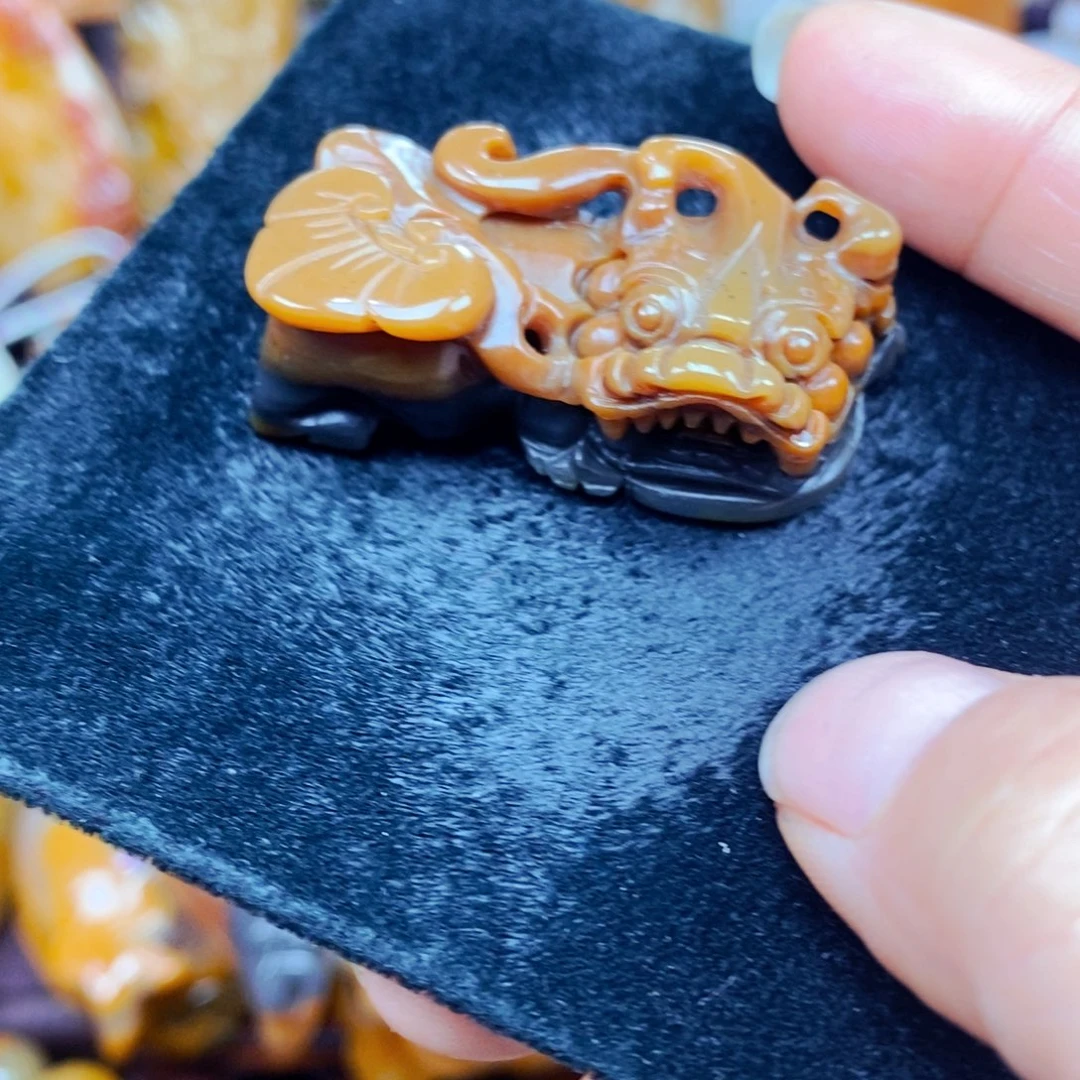 未镶嵌石英质玉（黄龙玉）颈饰