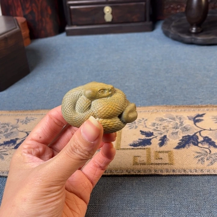 贡木绿檀木蛇手把件