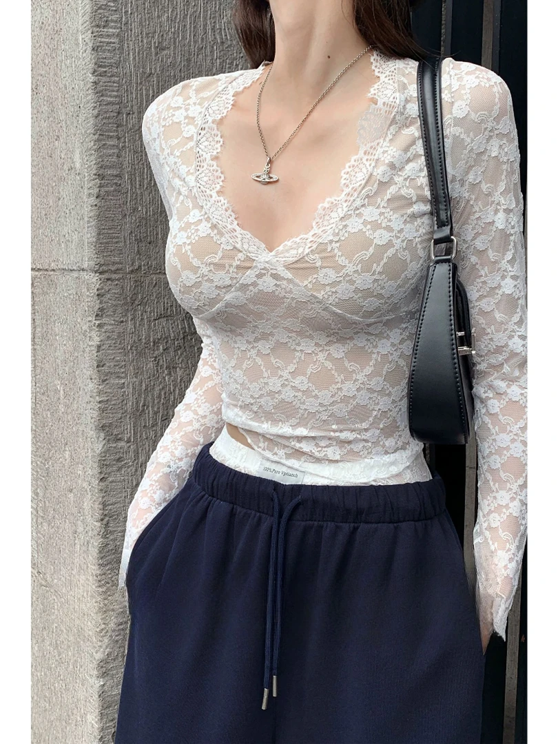对视的瞬间~ 白色镂空长袖蕾丝衬衫女内搭秋冬打底衫上衣