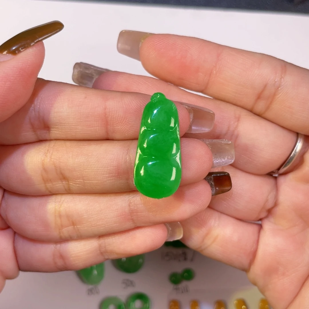 翡翠未镶嵌颈饰裸石