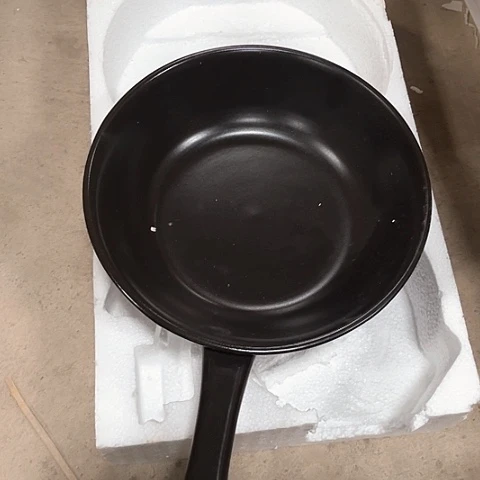 微瑕，明火，口径29，高7炒锅一个小号