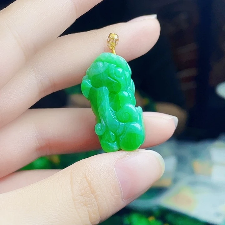颈饰18K金镶嵌翡翠多样性