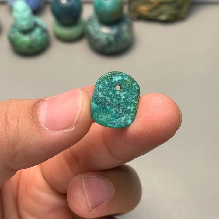 绿松石未镶嵌颈饰