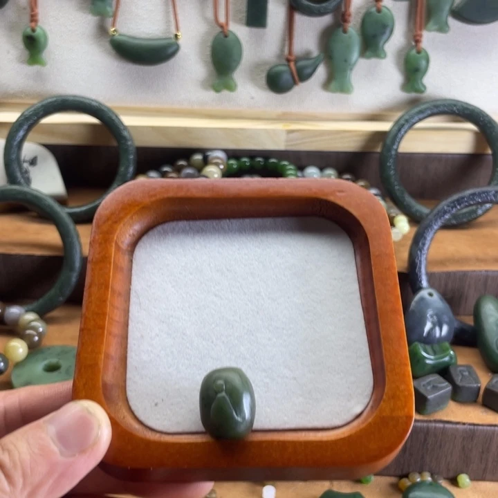 哆***萌和田玉（碧玉）未镶嵌颈饰