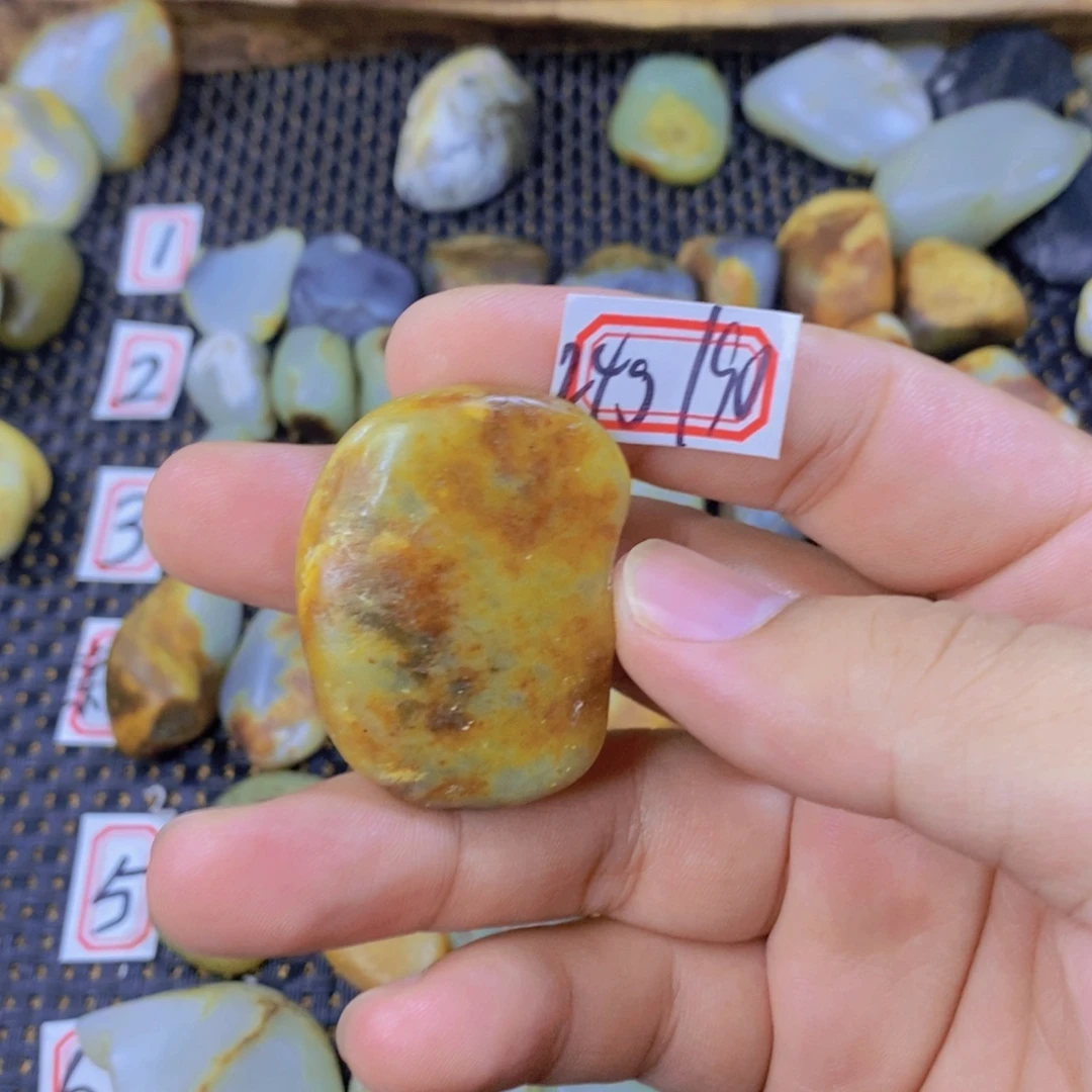 颈饰未镶嵌和田玉（糖玉）