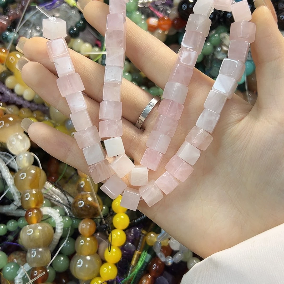 玛瑙/玉髓未镶嵌珠宝半成品天然粉水方糖四十几颗