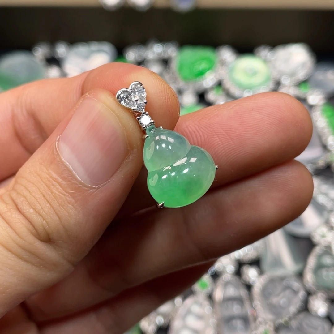 翡翠18K金镶嵌颈饰葫芦