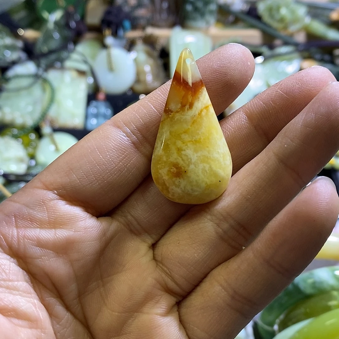 岫玉未镶嵌颈饰一个