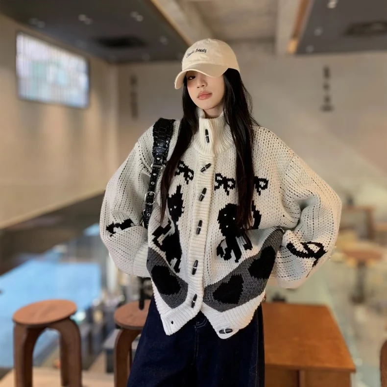 OPEN&钩花撞色猫咪小狗复古牛角扣慵懒风立领羊毛针织外套毛衣女