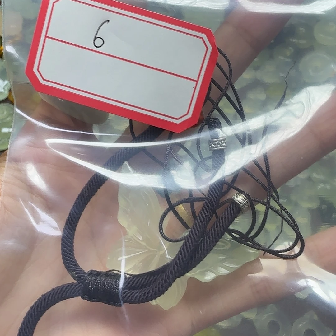 年***思蛇纹石玉未镶嵌颈饰