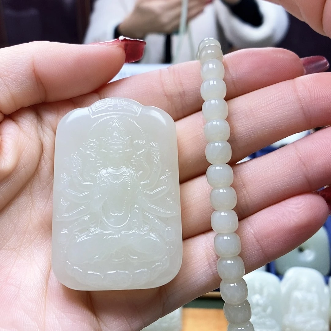 和田玉颈饰未镶嵌黑****?