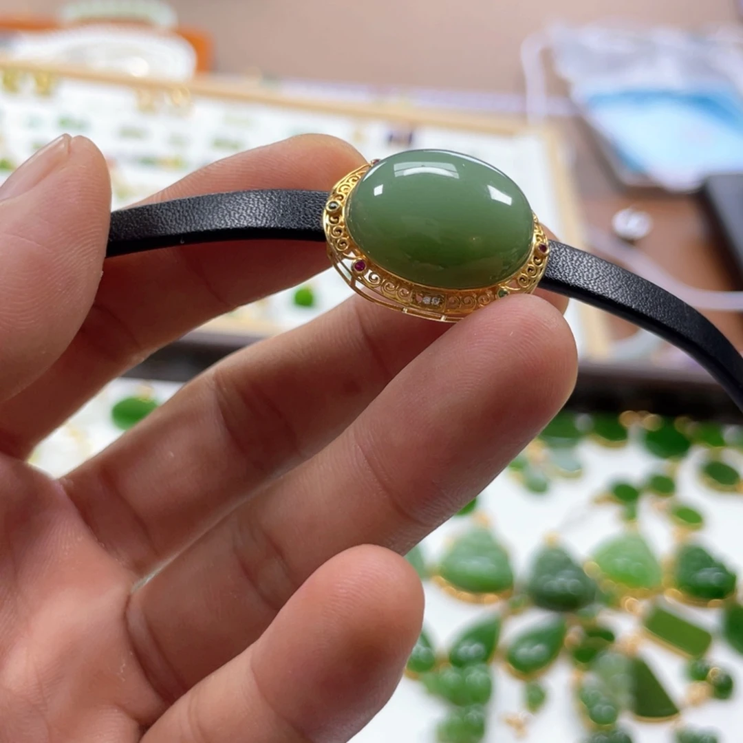 18K金镶嵌和田玉耳饰