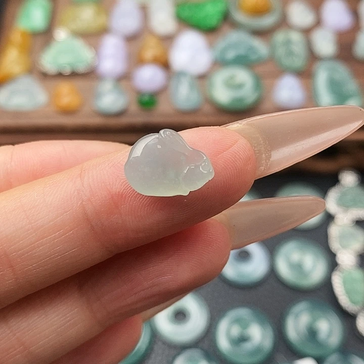 颈饰未镶嵌翡翠兔子