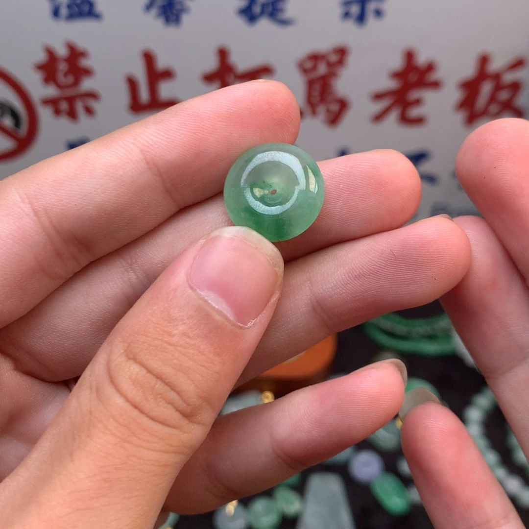 翡翠未镶嵌颈饰你是