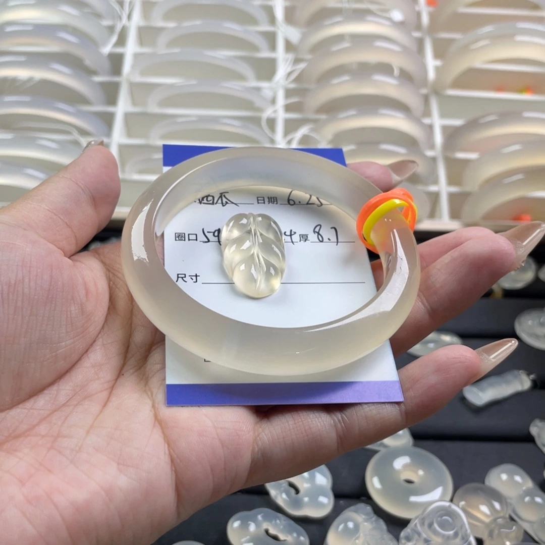 玛瑙/玉髓手镯未镶嵌西****人