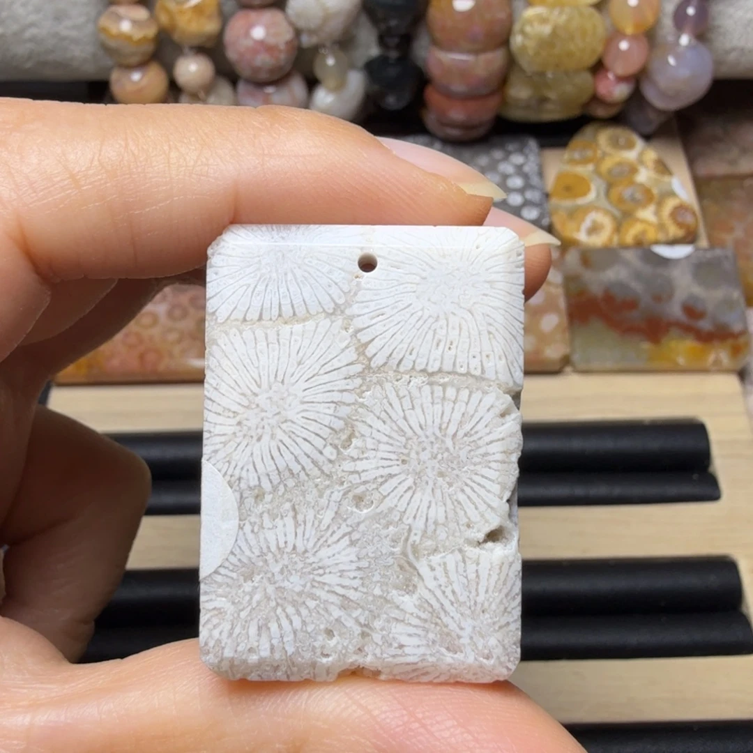 硅化玉未镶嵌白色骨骼花