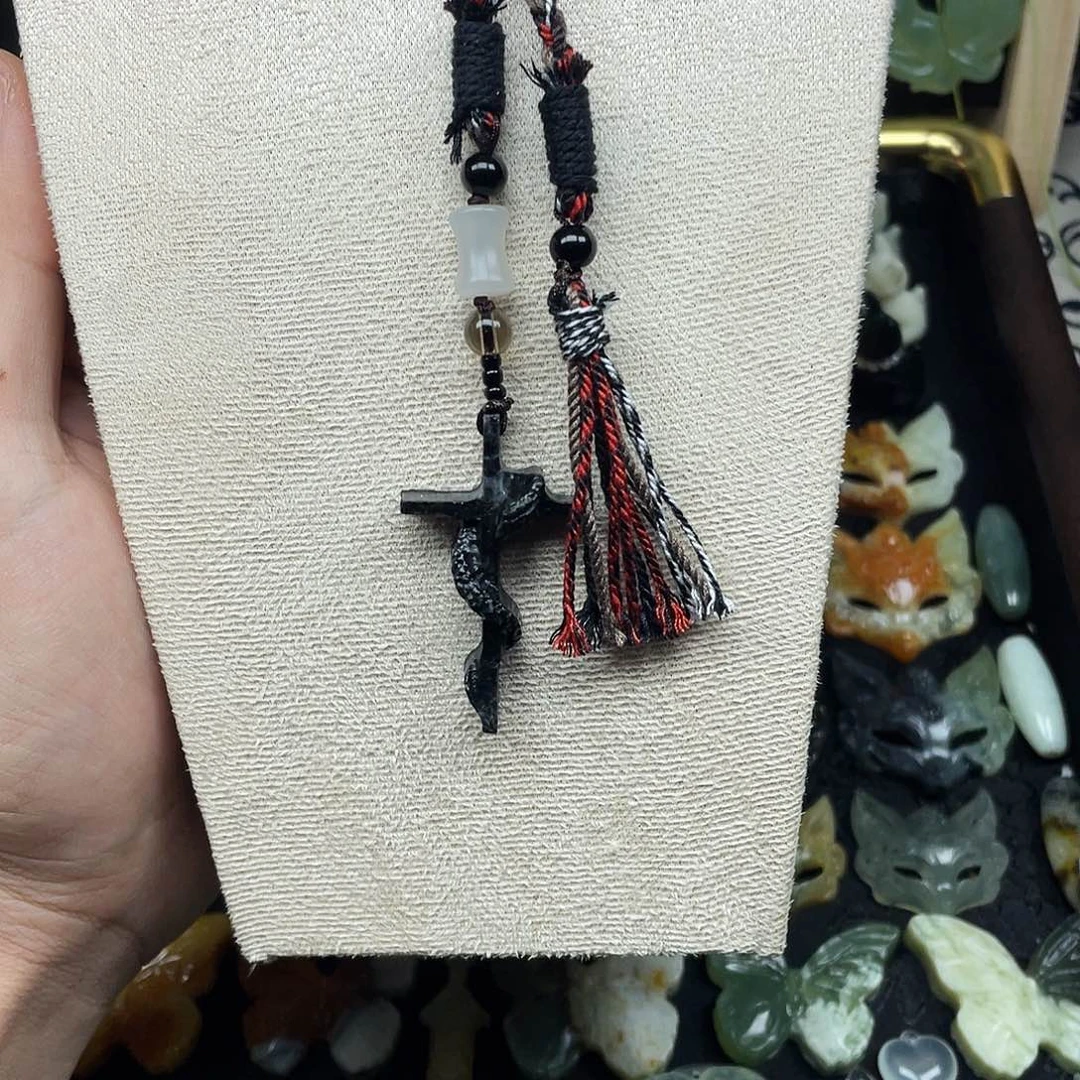 蛇纹石玉未镶嵌颈饰