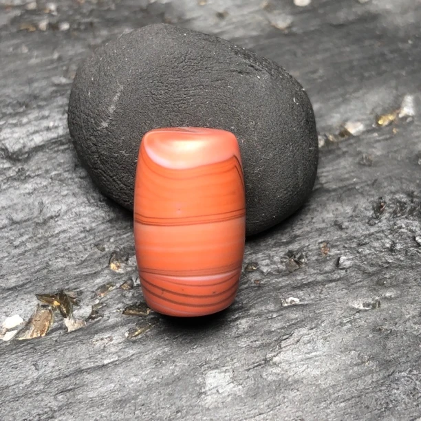 川料南红玛瑙手工打磨珠子尺寸18x11.3毫米，无裂有矿点