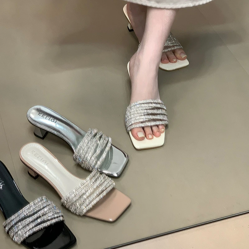 精致爆闪水钻银色夏季新款一字拖鞋2025年气质酒杯跟凉拖鞋高级感