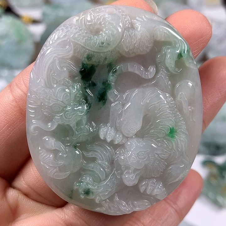 翡翠未镶嵌颈饰霸气侧漏虎牌福利