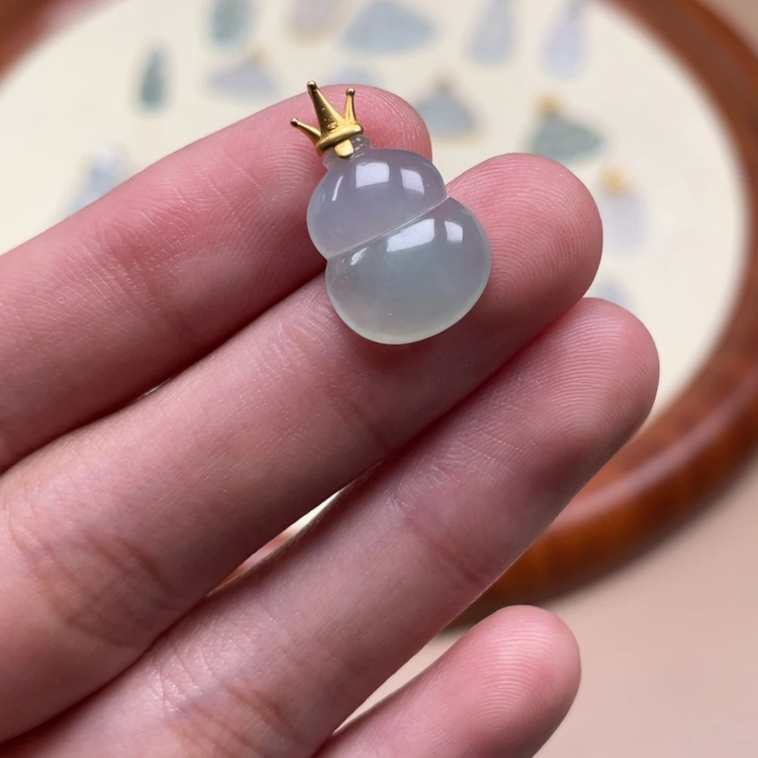 翡翠18K金镶嵌颈饰葫芦