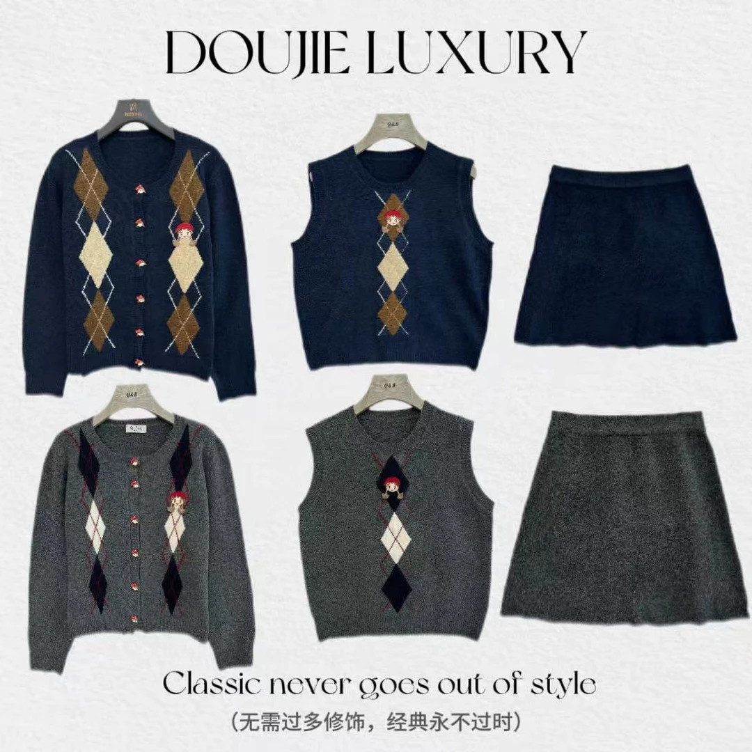 【兜兜】小红帽 秋冬缪系菱格毛衣马甲+外套+短裙三件套装 井7213A