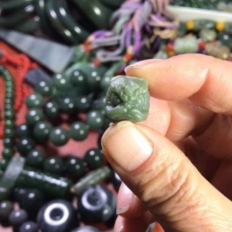 颈饰未镶嵌和田玉（糖玉）