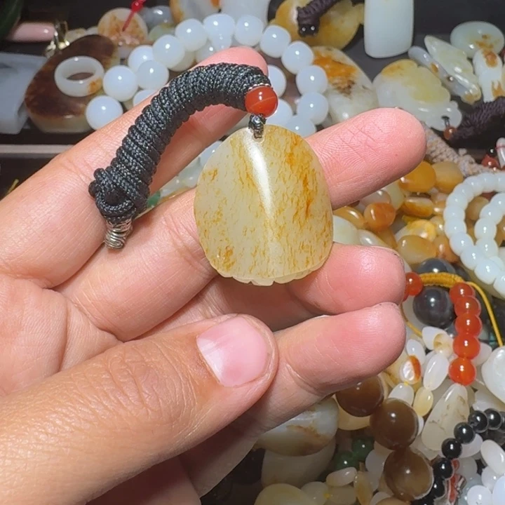 和田玉未镶嵌吊坠(赠链)