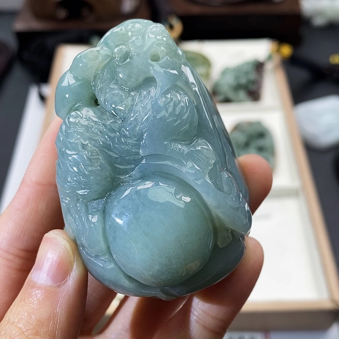 翡翠未镶嵌颈饰缅甸翡翠a货  貔貅抱球手把件