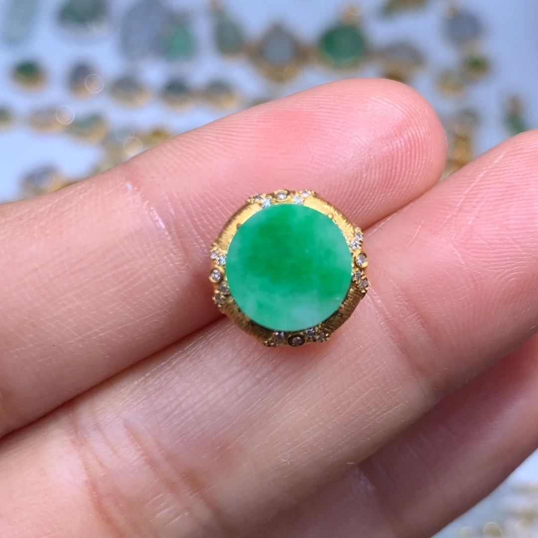 翡翠18K金镶嵌项链绿牌