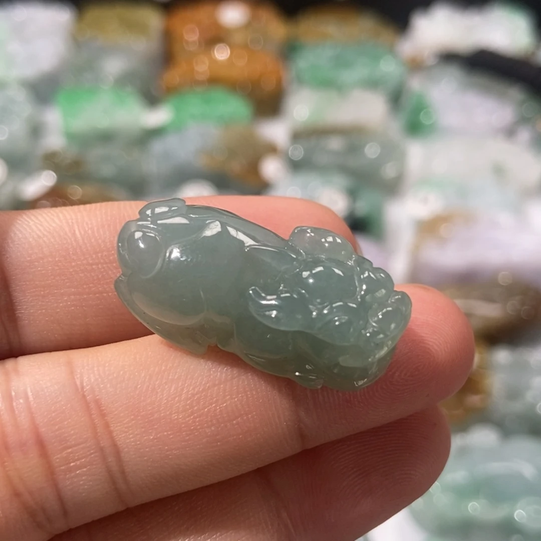 翡翠未镶嵌颈饰貔貅