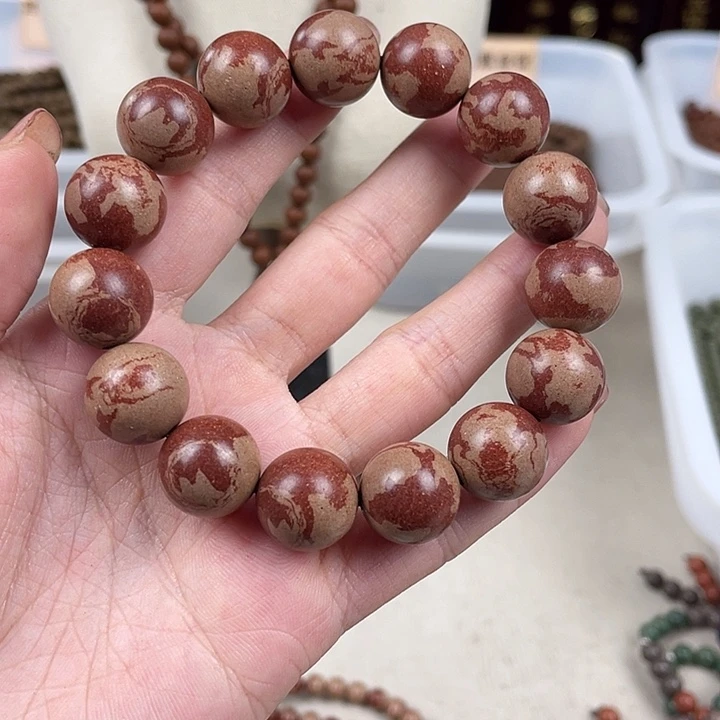 珠串郭煌，红酥凝脂