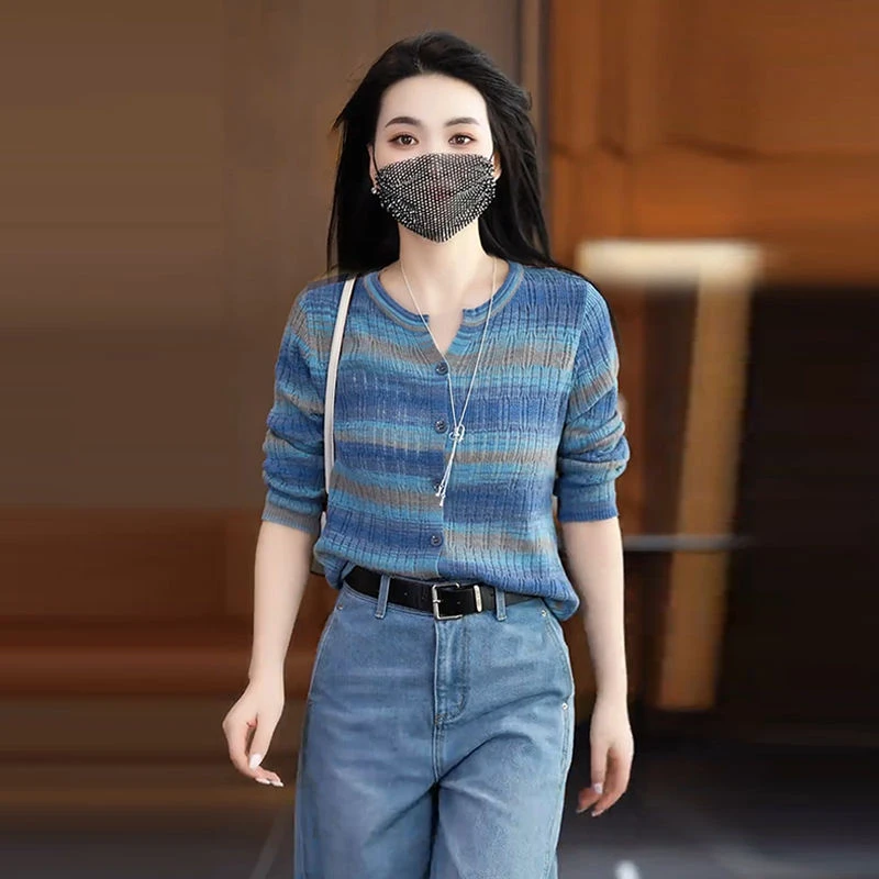 2025时尚彩虹条纹镂空针织开衫上衣秋季新款长袖百搭显瘦毛衣女