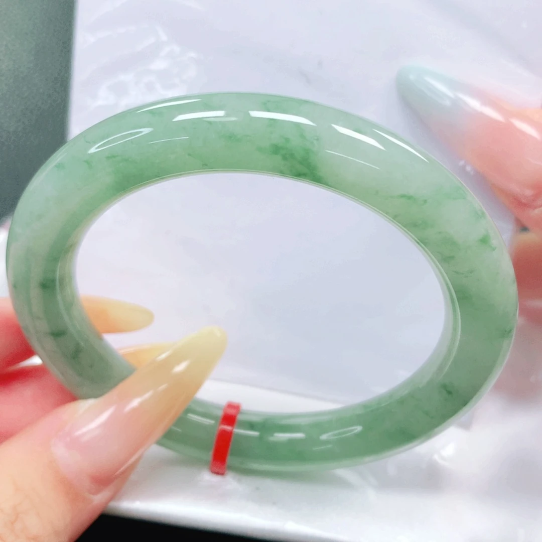 翡翠手镯未镶嵌53。