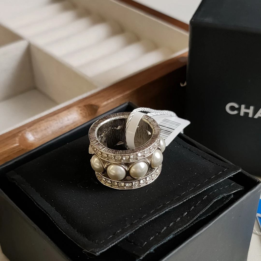 95新 Chanel/香奈儿 Azul-银色满钻双C珍珠宽版戒指40858