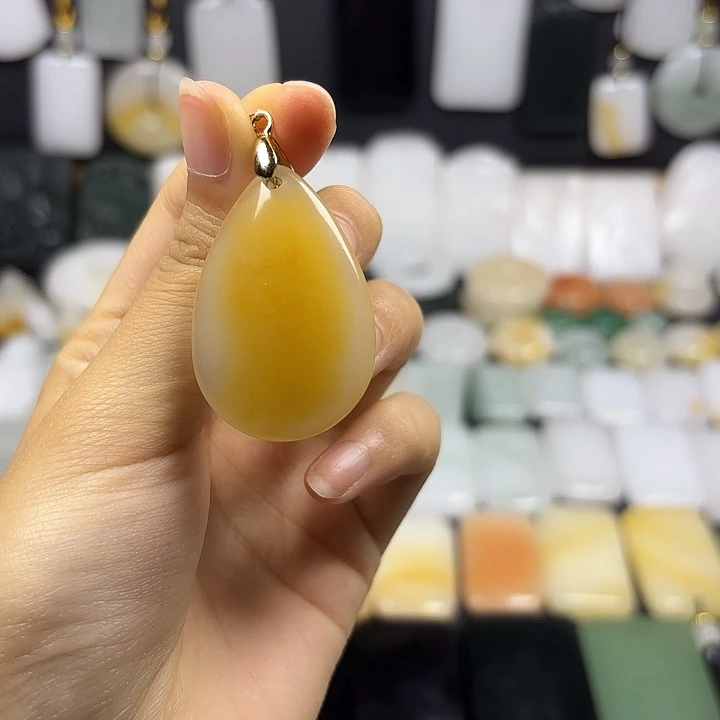 帅***。石英质玉未镶嵌颈饰
